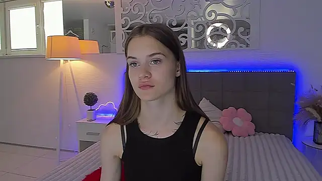 Snapshot of LuisaClover chatting on 07.25.26 LuisaClover online show from 07.25.26