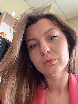 Snapshot of DollyRoma chatting on 11.14.25 DollyRoma online show from 11.14.25