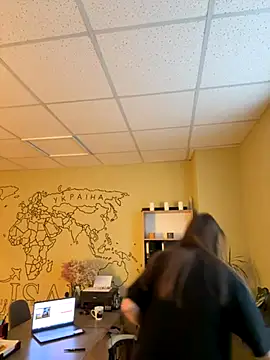 Snapshot of DollyRoma chatting on 11.17.25 DollyRoma online show from 11.17.25