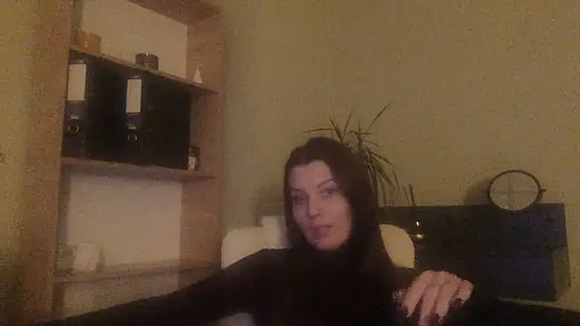 Snapshot of DollyRoma chatting on 11.26.25 DollyRoma online show from 11.26.25