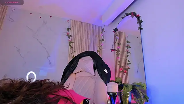 Snapshot of LolaMustaine_ chatting on 11.11.25 LolaMustaine online show from 11.11.25