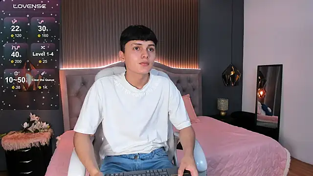 Snapshot of Maxii18_ chatting on 11.13.25 Maxii18 online show from 11.13.25