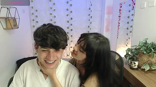 Snapshot of Cassie_and_Jonah chatting on 11.04.25 Cassie and Jonah online show from 11.04.25