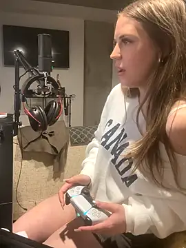 Snapshot of elliepixie chatting on 12.19.25 elliepixie online show from 12.19.25