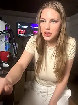 Snapshot of elliepixie chatting on 12.21.25 elliepixie online show from 12.21.25