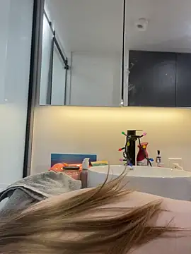 Snapshot of elliepixie chatting on 12.22.25 elliepixie online show from 12.22.25