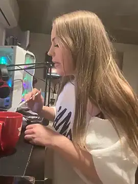 Snapshot of elliepixie chatting on 12.23.25 elliepixie online show from 12.23.25