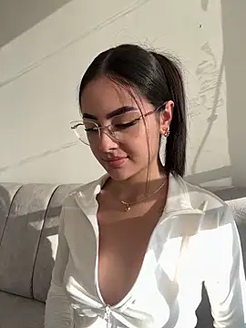 IslaCole online show from 04.23.26