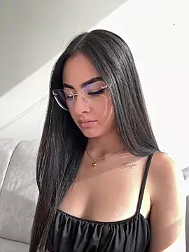 IslaCole online show from 04.24.26