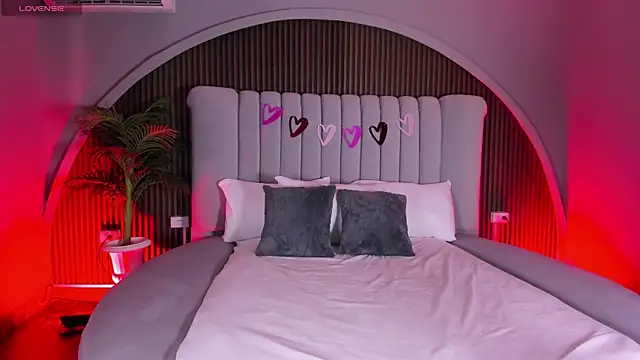 Snapshot of AmyColman_ chatting on 02.14.26 AmyColman online show from 02.14.26