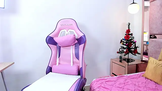 Snapshot of aitana_monteroo chatting on 11.27.25 aitana monteroo online show from 11.27.25