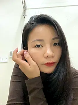 Snapshot of Bee_Yellow00 chatting on 12.16.25 Bee Yellow00 online show from 12.16.25