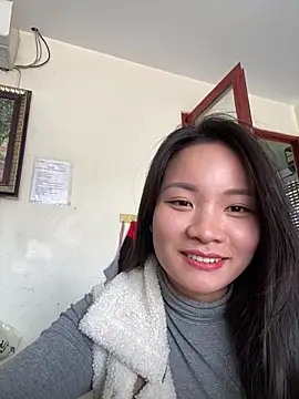 Snapshot of Bee_Yellow00 chatting on 12.18.25 Bee Yellow00 online show from 12.18.25