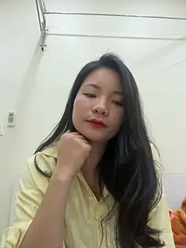 Snapshot of Bee_Yellow00 chatting on 12.19.25 Bee Yellow00 online show from 12.19.25