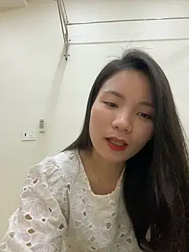 Snapshot of Bee_Yellow00 chatting on 12.22.25 Bee Yellow00 online show from 12.22.25