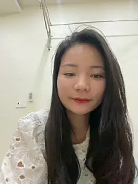 Snapshot of Bee_Yellow00 chatting on 12.23.25 Bee Yellow00 online show from 12.23.25