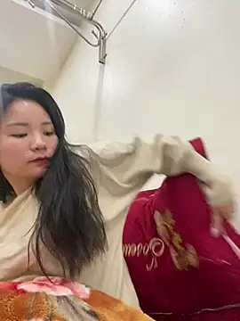 Snapshot of Bee_Yellow00 chatting on 02.04.26 Bee Yellow00 online show from 02.04.26