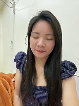 Snapshot of Bee_Yellow00 chatting on 02.12.26 Bee Yellow00 online show from 02.12.26