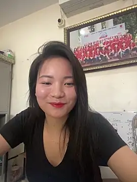 Bee Yellow00 online show from 04.18.26