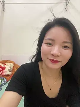 Bee Yellow00 online show from 05.18.26