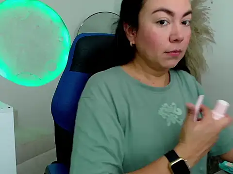 Yadis hot online show from 12.15.25