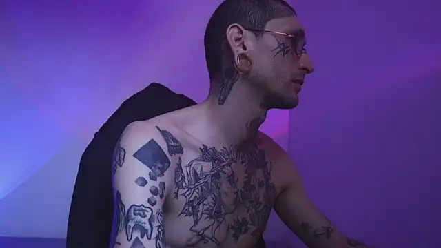 Snapshot of TokyoHatsumoto chatting on 11.19.25 TokyoHatsumoto online show from 11.19.25