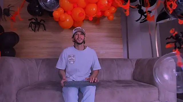 Snapshot of tonny__08 chatting on 10.31.25 tonny 08 online show from 10.31.25