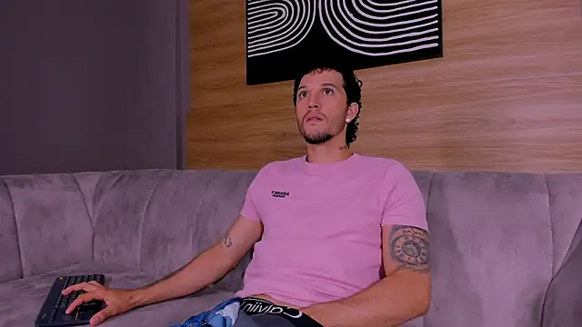 Snapshot of tonny__08 chatting on 11.18.25 tonny 08 online show from 11.18.25