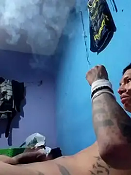 Snapshot of Ojitosbrrr chatting on 11.22.25 Ojitosbrrr online show from 11.22.25