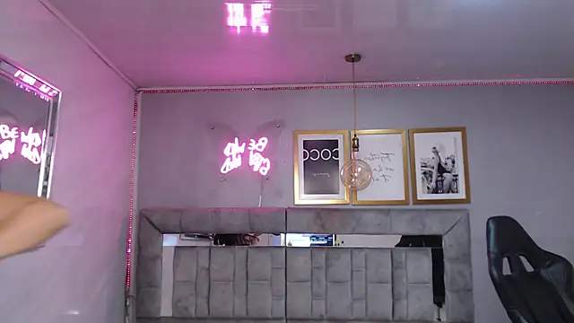 Snapshot of Cute_Martina_v chatting on 11.25.25 Cute Martina v online show from 11.25.25