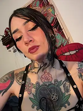 Snapshot of NinaHex chatting on 11.18.25 NinaHex online show from 11.18.25