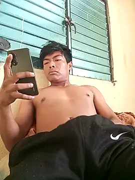 Snapshot of GuzzMiranda18 chatting on 12.20.25 GuzzMiranda18 online show from 12.20.25