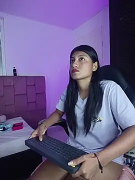 YeseniaRodriguez3 online show from 04.19.26