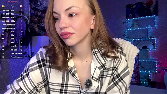 Snapshot of MiraVandee chatting on 11.13.25 MiraVandee online show from 11.13.25