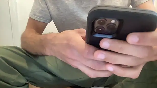 Snapshot of 10ThickInches chatting on 10.27.25 10ThickInches online show from 10.27.25