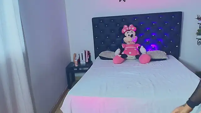 GiannaRoberts online show from 11.14.25