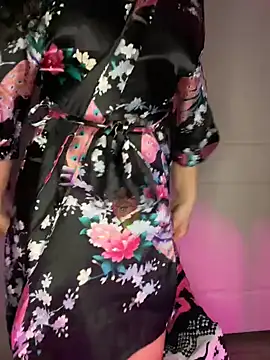 nikkiloveee online show from 12.17.25