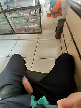 Snapshot of tomdear chatting on 11.18.25 tomdear online show from 11.18.25