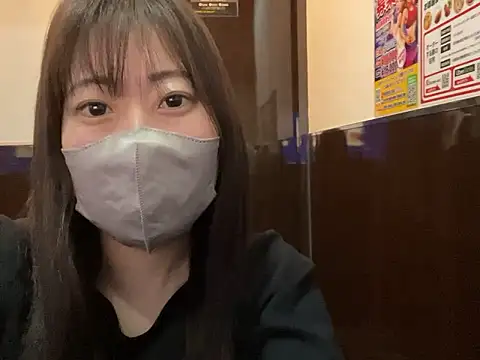 Snapshot of hitomi_desu chatting on 11.21.25 hitomi desu online show from 11.21.25