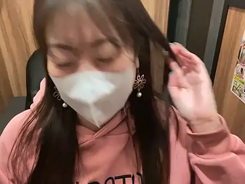 Snapshot of hitomi_desu chatting on 11.25.25 hitomi desu online show from 11.25.25