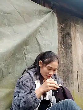 Snapshot of doggy-00 chatting on 11.20.25 doggy-00 online show from 11.20.25