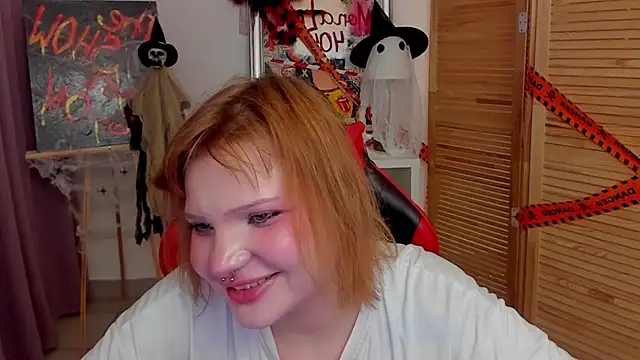 Snapshot of babyyullii chatting on 10.29.25 babyyullii online show from 10.29.25