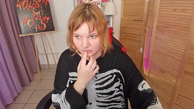 Snapshot of babyyullii chatting on 11.10.25 babyyullii online show from 11.10.25