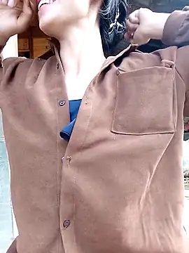 Snapshot of Linh_sexy98 chatting on 10.28.25 Linh sexy98 online show from 10.28.25