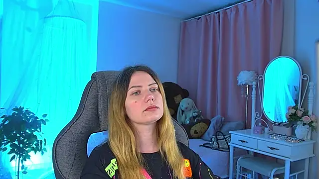 Snapshot of AleksaLaurent chatting on 11.21.25 AleksaLaurent online show from 11.21.25