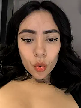 Snapshot of Sara-215 chatting on 01.18.26 Sara-215 online show from 01.18.26