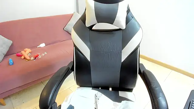 Snapshot of Julietta01 chatting on 11.08.25 Julietta01 online show from 11.08.25