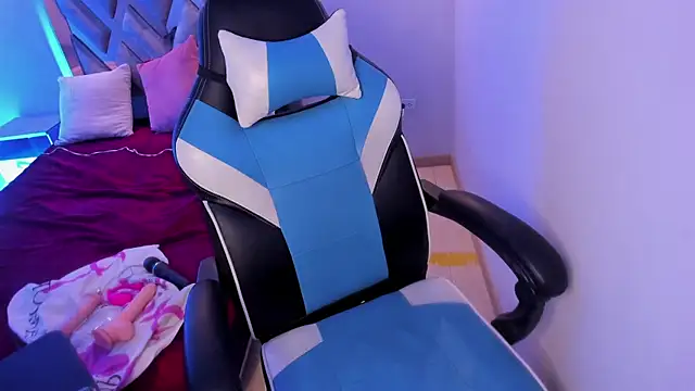 Snapshot of Julietta01 chatting on 11.27.25 Julietta01 online show from 11.27.25