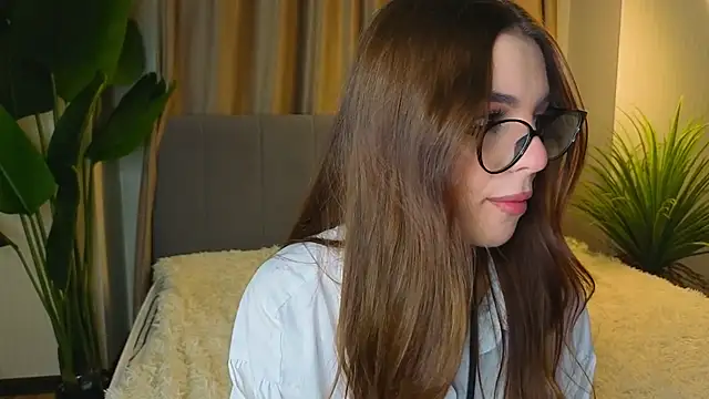 Snapshot of LauraHansil chatting on 05.07.26 LauraHansil online show from 05.07.26