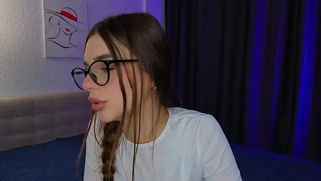 Snapshot of LauraHansil chatting on 05.19.26 LauraHansil online show from 05.19.26